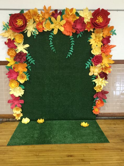 Paper Flower Arch Backdrop, Paper Flower Backdrop Diy, Dance Crafts, Diy Christmas Door, School Kids Crafts, Flower Decorations Diy, Paper Flower Decor, Diy Gift Set, Paper Flower Backdrop