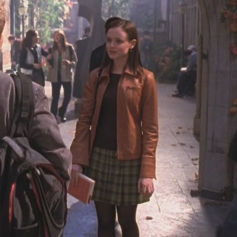 Collarless Leather Jacket, Gilmore Girls Fashion, Red Jacket Leather, Gilmore Girls Outfits, Celebrity Inspired Outfits, Leather Jacket Girl, Blue Leather Jacket, Alexis Bledel, Leather Jacket With Hood