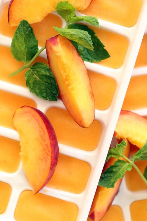 These Summer Peach Ice Cubes transform a tall glass of water or your favorite iced tea into a delicious summer sun-kissed drink. Drink Recipes Healthy, Clean Eating Healthy Recipes, Healthy Drink Recipes, Ice Cube Recipe, Fruit Ice Cubes, Flavored Ice Cubes, Yummy Summer Drinks, Spiced Tea, Flavored Ice