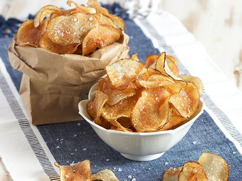 Super easy Homemade Salt and Vinegar Potato Chips made with real vinegar and sea salt. Completely addicting and perfect for parties! Salt And Vinegar Chips, Vinegar Chips, Salt And Vinegar Potatoes, Popcorn Salt, Potato Chip Recipes, Salt And Vinegar, Homemade Chips, Plantain Chips, Clean Eating Desserts