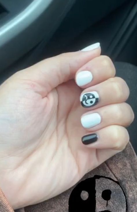 Fob Concert Outfit, Fall Out Boy Nails, Fall Put Boy, Fall Out Boy Concert Outfit, Stardust Nails, Fall Out Boy Concert, Concert Nails, Concert Fit, Anna Grace