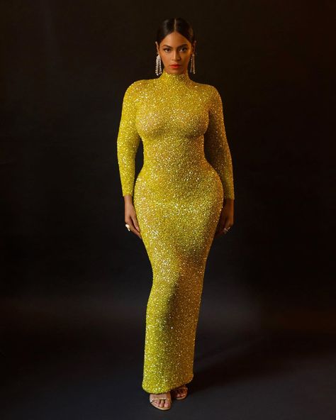 BEYONCÉ LEGION on Twitter: "Beyoncé at the Tyler Perry Studios opening in Atlanta — Oct. 5th. 💛… " Golden Gown, Beyonce Outfits, Beyonce Knowles Carter, Beyonce Style, Brent Rivera, Beyoncé Giselle Knowles-carter, Beyoncé Giselle Knowles, Beyonce Queen, Kelly Rowland