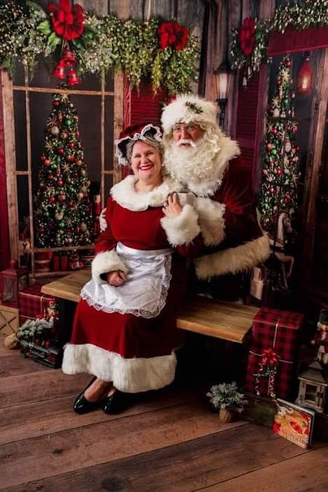 Santa And Mrs Clause Photoshoot, Mrs Clause Photoshoot, Mrs Claus Outfit, Female Santa, Santa Pics, Mrs Clause, Santa Suit, Christmas Picture, Santa Pictures