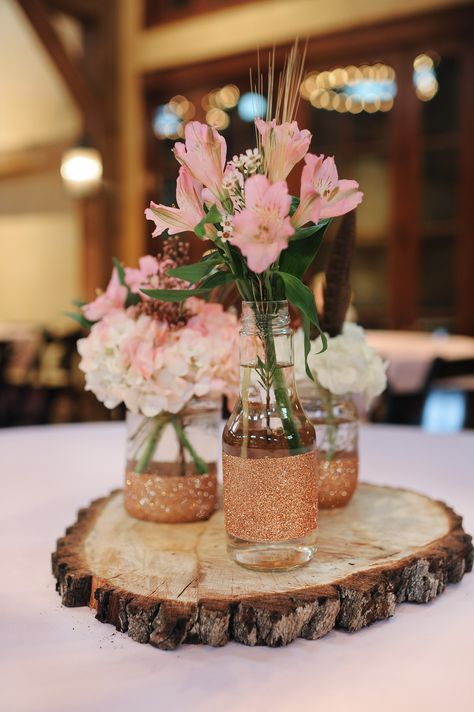 Rustic Tree Stump Centerpieces with Mason Jars and Pink Alstroemeria Tree Stump Centerpiece, Rustic Wedding Decorations, Deco Champetre, Tafel Decor, Wedding Floral Centerpieces, Inexpensive Wedding, Rustic Centerpieces, Rustic Wedding Centerpieces, Mason Jar Centerpieces