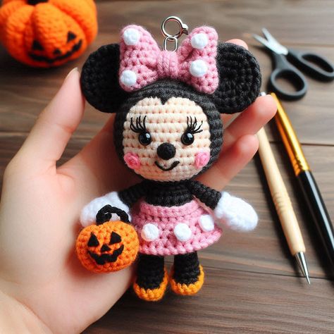 Minnie Mouse Crochet Pattern Free, Crochet Minnie Mouse, Halloween Minnie Mouse, Crochet Keychains, Minnie Mouse Halloween, Crochet Halloween, Pola Amigurumi, Halloween Crochet Patterns, Adorable Crochet