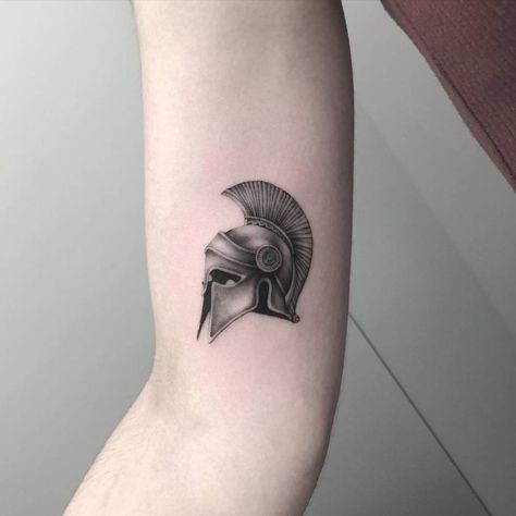 Greek Helmet Tattoo, Gladiator Helmet Tattoo, Ideas Tatuajes Hombre, Warrior Helmet Tattoo, Helmet Tattoo Design, Tattoo Gladiator, Spqr Tattoo, Warriors Tattoo, Spartan Helmet Tattoo