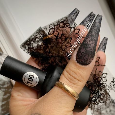 Evē Quintana 🌙🕉🖤🔮 az Instagramon: „To know me is to know how much I adore black... and lace 🖤🖤🖤 #blacklacenails #lacenails #blackmattenails #blacktintnails #riyasnails…” Black Coffin Nail Designs, Goth Glamour, Lace Nail Design, White Lace Nails, Coffin Nail Designs, Quick Nail Art, Sharp Claws, Lace Nail Art, Black Coffin Nails