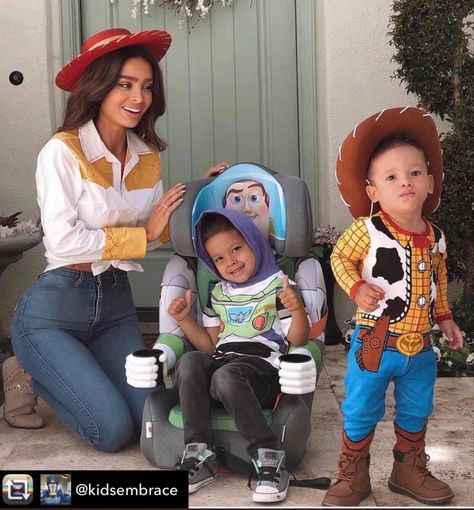 Toy Story Party Outfit Ideas, Toy Story Piñata Ideas, Toy Story Costumes Family, Toy Story Halloween Costumes Families, Toy Story Birthday Outfit, Toy Story Family Costumes, Disfraz Toy Story, Sarah Stage, Toy Story Halloween