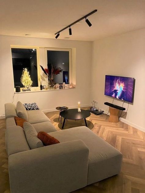 Spotlight In Living Room, Spot Light Ideas Living Room, Track Lights Living Room, Track Lighting Living Room, Track Lighting Bedroom, Living Room Spotlights, Warm Dining Room, Luxury Hotel Bedroom, Cozy Bedroom Colors