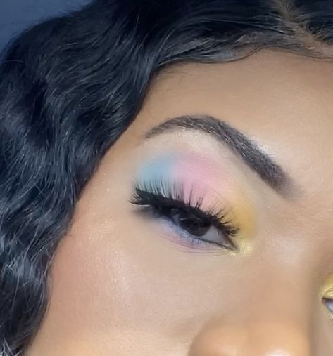 Easy Spring Makeup, Easter Makeup Looks Pastel Colors, Pastel Blue Eyeshadow Looks, Pink Blue And Yellow Makeup, Easter Makeup Easy, Simple Pastel Eye Makeup, Cute Spring Makeup Looks, Easy Makeup Ideas Colorful, Easy Easter Makeup Looks