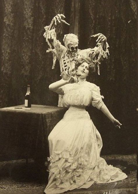 Happy Halloween! A small collection of horror vintage photos capturing people dancing or posing with skeletons to wish you all a happy Hallo... Vintage Bizarre, Halloween Fotos, Victorian Photography, Vintage Halloween Photos, Creepy Vintage, Creepy Photos, Ghost Photography, Carte Halloween, People Poses