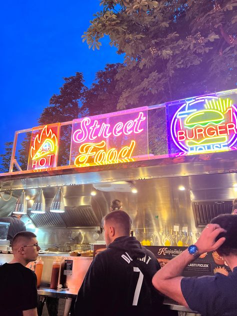 Beer Festival Aesthetic, Street Festival Aesthetic, Food Festival Aesthetic, Festival Food Ideas, Streetfood Aesthetic, Music Festival Food, Burger Concept, Hot Burger, Burger Aesthetic