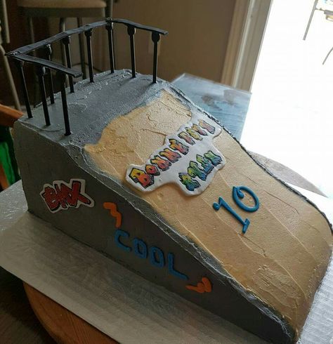 Skateboard Birthday Cake, Birthday Carrot Cake, Bmx Cake, Bmx Ramps, Skateboard Cake, Skateboard Birthday, Bike Cakes, Skate Ramp, Pinterest Cake