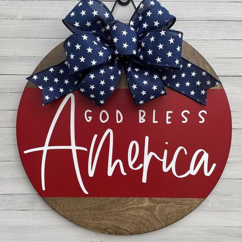 Prudent Penny Pincher, Farmhouse 4th Of July, Patriotic Door Hanger, Patriotic Diy, Fourth Of July Decorations, 4th July Crafts, Door Hangers Diy, Door Signs Diy, Fourth Of July Decor