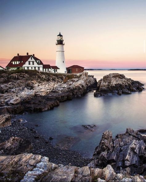 Intersting facts about Maine🇺🇸. Follow @exploratumun2 for more! Maine Painting, Maine Aesthetic, Barnegat Lighthouse, Cape Elizabeth Maine, Maine Photography, Portland Head Light, Maine Lighthouses, Cape Elizabeth, East Coast Road Trip