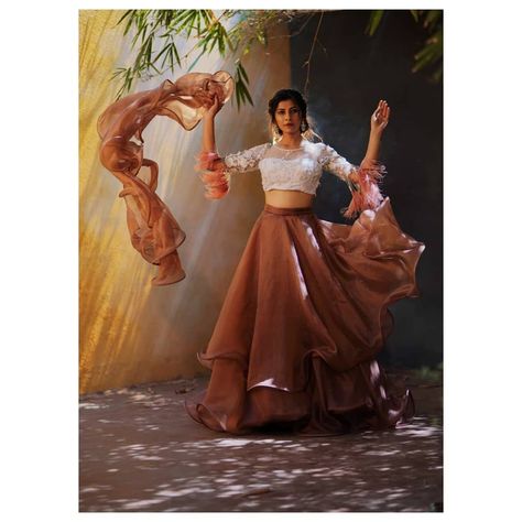 Wedding collection 2019  Organza double layer skirt with white crop top embellished by feathers and organza dupatta.  #fashion… Organza Skirt And Crop Top, Double Layer Skirt, Hair Dressing, Layer Skirt, Makeup Hairstyles, Couture Style, Organza Skirt, Organza Dupatta, Layered Skirt