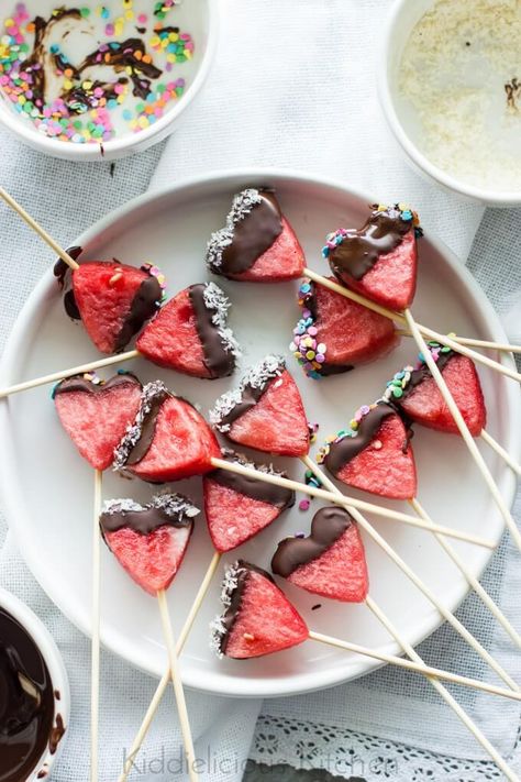 30 Healthy Valentines food and treat ideas for kids Healthy Valentines Treats, Valentine Snacks, Valentines Party Food, Valentine Dessert, Watermelon Pops, Valentine Food, Valentines Recipes Desserts, Valentines Treats, Valentines Snacks