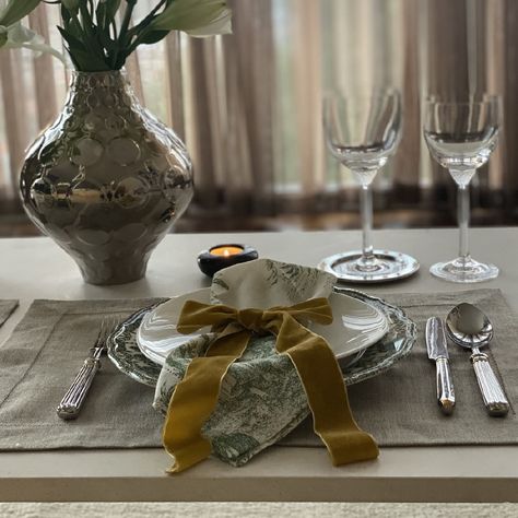 Transform your festive table with a touch of classic elegance! The green details of our The Toile de Jouy Napkin Green, paired with our beautiful golden velvet bows, create a sophisticated and inviting atmosphere, perfect for any special occasion. Our velvet bows complement any napkin and enhance the beauty of your table, making it even more exquisitely elegant. 🌿🍽️ \#TableSetting #ClassicElegance #FestiveDecor #TheToileDeJouy #CharmingDetails #VelvetBow #klayandmary Table Making, Velvet Bows, Green Details, Festive Tables, Velvet Bow, Classic Elegance, Festival Decorations, The Beauty, Table Settings