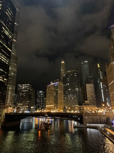 Weekend Aesthetic, Pretty Cities, Chicago Weekend, City View Apartment, Chicago Aesthetic, City Lights At Night, New York Wallpaper, Chicago Trip, Los Angeles Travel