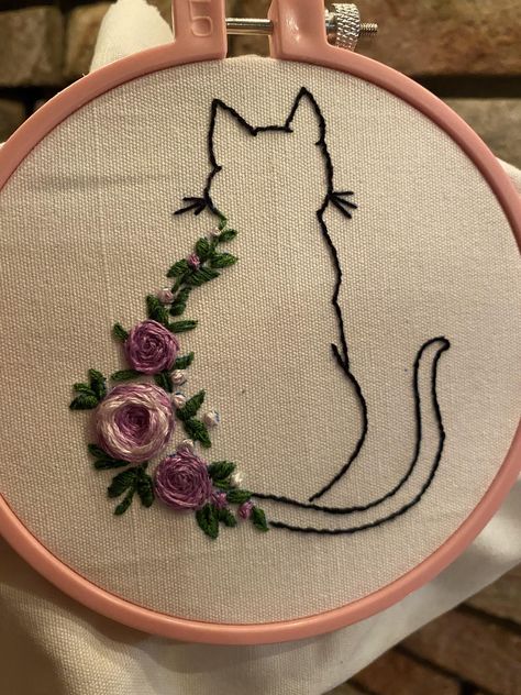 Friend Embroidery, Simple Hand Embroidery Patterns, Cat Embroidery, Diy Embroidery Designs, Hand Embroidery Patterns Flowers, Basic Embroidery Stitches, Handmade Embroidery Designs, Embroidery Stitches Tutorial, Hand Embroidery Projects