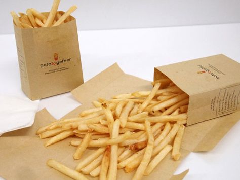 The "Potatogether" box for french fries. Tear along the dotted lines and the box itself becomes a handy plate or dish to serve. Designer: Students from Chonbuk National University Fries Packaging, Burger Packaging, Mcdonald French Fries, Takeaway Packaging, Ayam Bakar, Burger Bar, Burger And Fries, Food Packaging Design, Yanko Design