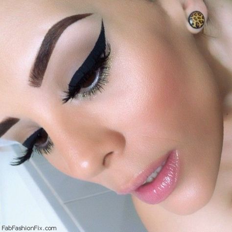 Contoured face, shaped eyebrows, dramatic and graphic black eyeliner makeup inspiration. #makeup #contour #eyeliner #eyebrows Grafik Eyeliner, Dramatic Winged Eyeliner, Thick Eyeliner, Winged Eyeliner Tutorial, Winged Eye, Simple Eyeliner, Graphic Eyeliner, Fall Makeup Looks, Winged Liner