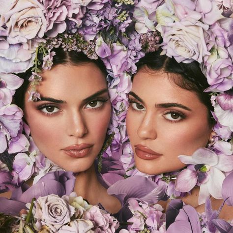 KENDALL Jenner has been hit with a fresh wave of claims she’s had filler with fans calling out her “over lined lips” as a major clue. The catwalk queen, 26, has again collaborated with younger sister Kylie, 24, on a new cosmetics collection. Make-up mogul Kylie took to Instagram on Friday to announce the exciting project. The […] Kylie Jenner Fotos, Kendall And Kylie Collection, Kylie Makeup, Kylie Baby, Makeup Ads, Flowers In Her Hair, Kylie Cosmetic, Jenner Sisters, Kylie Kristen Jenner