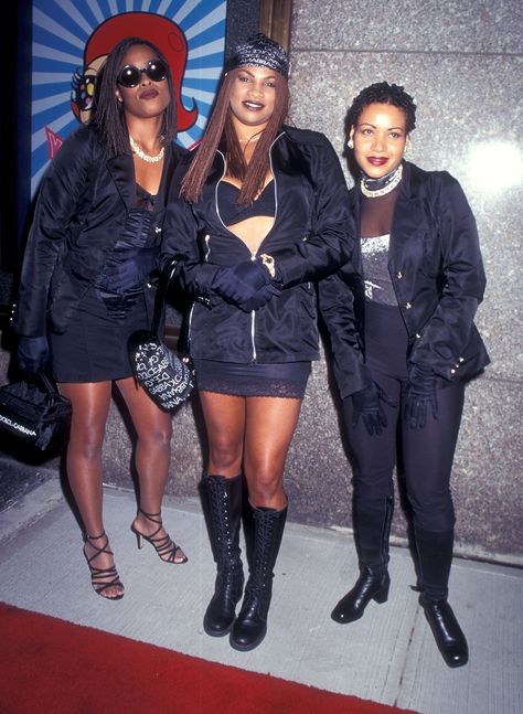 Salt-N-Pepa gives us *squad goals* at the '95 MTV VMAs with a combat boot + strappy heel combo Salt N Peppa Outfits 90s, Woodstock 1994, Salt N Peppa, Salt N Pepa, Vmas Red Carpet, Hip Hop Artwork, Black Legends, Outfits 90s, Real Hip Hop