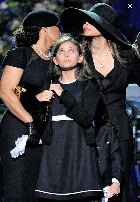 Janet & LaToya Jackson With Niece Paris Jackson Michael Jackson Kids, Michael Jackson Scream, Michael Jackson Daughter Paris, Michael Jackson Janet Jackson, Latoya Jackson, Mj Kids, Michael Jackson Daughter, Blanket Jackson, Michael Jackson One