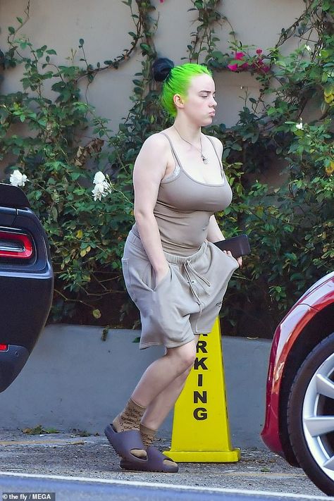 Billie Eilish is pictured WITHOUT trademark baggy clothes as she steps out in casual attire in LA | Daily Mail Online Billie Eilish Outfits, Head Scarf Styles, Baggy Clothes, Fesyen Hijab, Green Hair, Top Photo, Celebrity Pictures, Brie, Daily Reminder