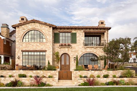 17 Glorious Mediterranean Exterior Designs That Will Take Your Breath Away Old Italian House, Mediterranean Exterior Design, Mediterranean Homes Exterior, Mediterranean Exterior, Tuscan Farmhouse, Tuscan Design, Mediterranean Style Homes, Tuscan Villa, Mediterranean Home Decor