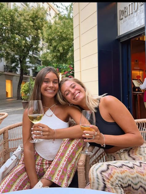 Aina Simon, Friends Date, Wine Friends, Spain Fashion, Girls Day, Euro Summer, Europe Summer, Italian Summer, Friend Photoshoot