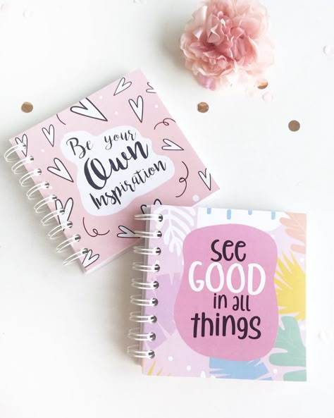 Cute notebooks Mini Spiral Notebook, Cute Small Notebooks, Mini Notebook Ideas, Planner Cover Design Ideas, Girly Stationary, College Home, Gifts Luxury, Pretty Stationery, Pretty Journals