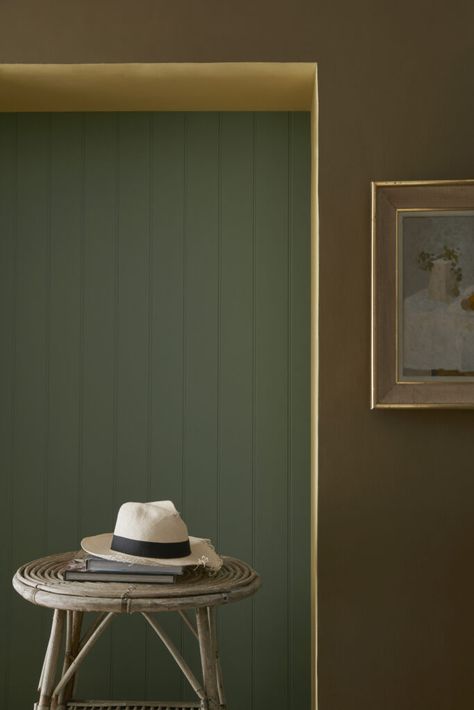 Little Greene is introducing the new “double drenching” method, making it possible to effectively transform living spaces with powerful colours. Double Drenching, Painting Baseboards, London Wallpaper, Painting Wooden Furniture, Bronze Green, Dining Room Colors, Little Greene Paint, Diy Workshop, Drawer Shelves