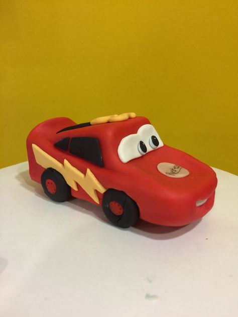 Lightning Mcqueen Fondant Topper, Bolo Mcqueen, Disney Cars Cake, Lightning Mcqueen Cake, Train Birthday Cake, Mcqueen Cake, Bike Cakes, Pie Decoration, Crea Fimo