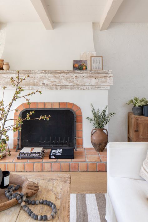 Spanish Fireplace, Interior Design Photography, Spanish Style Home, Spanish Style Homes, Casa Exterior, Spanish House, Home Fireplace, Fireplace Makeover, Fireplace Tile