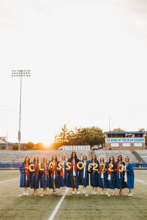 Group Cap And Gown Pictures, Class Pictures Ideas Group, Senior Rep Photoshoot, Rep Photoshoot, Group Senior Pictures, Gown Poses, Bestie Pictures, Senior Year Things, Cap And Gown Photos