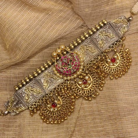 Antique Choker, Vintage Indian Jewelry, Indian Bridal Jewelry Sets, Bridal Jewelry Vintage, Elegant Jewellery, Bridal Jewellery Design, Antique Jewellery Designs, Jewelry Set Design, Antique Bridal Jewelry