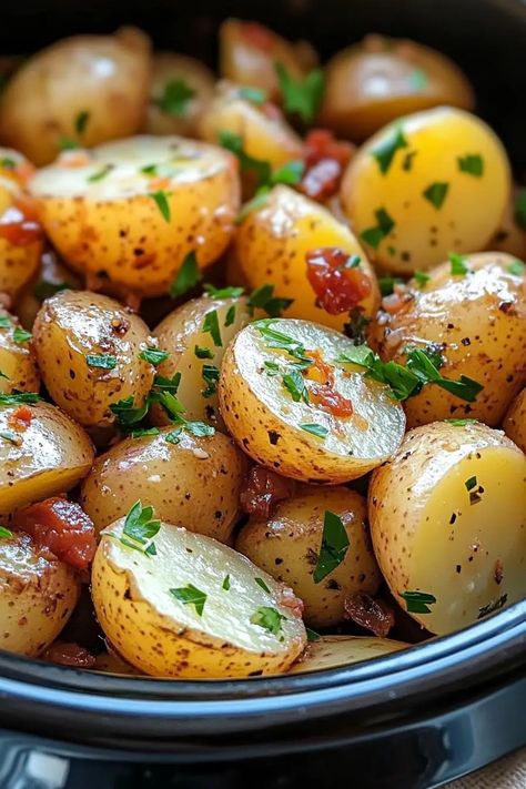 Slow Cooker Italian Potatoes 2 Crock Pot Red Potatoes Slow Cooker, Tuscan Potatoes, Crockpot Potatoes Recipes, Crockpot Potatoes, Potato Recipes Crockpot, Baby Potato Recipes, Slow Cooker Italian, Italian Potatoes, Slow Cooker Potatoes