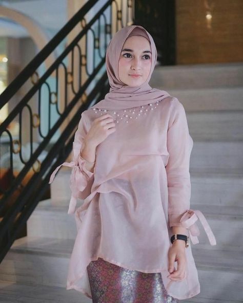 Model Dress Kebaya, Kebaya Modern Dress, Hijab Dress Party, Batik Skirt, Trendy Party Dresses, Womens Dress Coats, Model Gamis, Kebaya Dress, Muslimah Dress