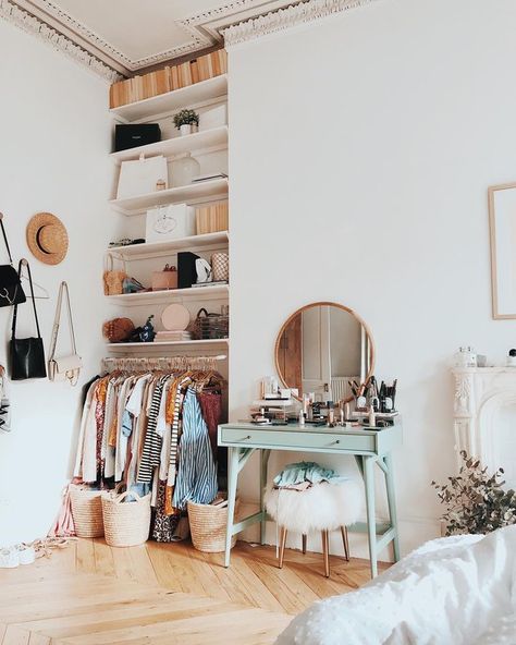 Dorm Room Desk, Corner Closet, Small Closet Space, Closet Built Ins, Open Wardrobe, Open Closet, Tiny House Inspiration, Build A Closet, Small Space Storage