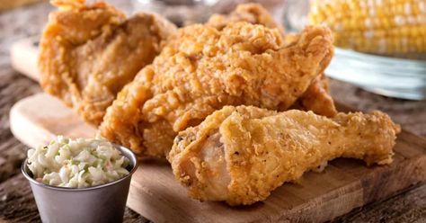 The Ingredient That Will Change Your Fried Chicken Forever Skillet Meatloaf, Reheat Fried Chicken, Cooking Fried Chicken, Oven Fried Chicken Recipes, Fried Chicken Dinner, Crispy Oven Fried Chicken, Crispy Oven Fries, Fried Chicken Legs, Making Fried Chicken