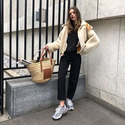 6 Cute Airport Outfit Ideas That Don't Involve Leggings Cute Airport Outfit, Airplane Outfits, Classy Business Outfits, New Balance Outfit, Basket Sport, Faux Shearling Coat, Chique Outfits, Professional Outfits Women, Stylish Celebrities