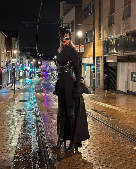 @ohpolly Catwoman 😻 #catwoman🐱 #catwomanedit #catwomancostume #batmanreturns #latex #catsuit #halloween #halloweencostume | Instagram Cat Woman Poses, Catwoman Photoshoot, Catwoman Halloween, Catwoman Halloween Costume, Catwoman Costume, Catwoman Cosplay, Batman Returns, Cat Woman, Cat Woman Costume