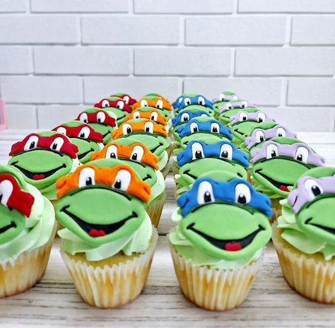 ⚔️Mini cupcakes y cake pops decorados que fueron para el cumpleaños de Lichi. Esta vez festejó con un ejército de Tortugas Ninjas. También completamos con una mesa dulce de cositas ricas y por supuesto la torta.. ✨️💚 🐢⚔️ #minicupcakes #ninjaturtlesminicupcakes #tortugasninja #tortugasninjafiesta #ninjaturtlesparty #cakepops #ninjaturtles #tortugasninjacakepops #ninjaturtlescakepops #ninjaturtlesfan #cakepleasecr #comodororivadavia Cakepops, Mini Cupcakes, Ninja Turtles, Cake Pops, Turtles, Cake