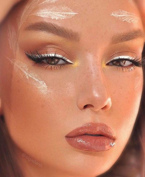 white eyeliner White Eyeliner Looks, Editorial Make-up, White Eyeliner Makeup, Angel Makeup, Eyeliner Designs, Hydrating Foundation, Dramatic Eye Makeup, White Makeup, Videos Aesthetic