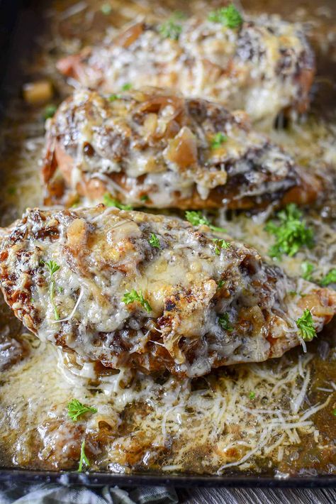 4 Ingredient Crock Pot French Onion Chicken topped with cheese in a cast iron pan. Crock Pot French Onion Chicken, Onion Soup Mix Recipe, Chicken Breast Crockpot Recipes, Crockpot Chicken Breast, Lipton Onion Soup Mix, French Onion Chicken, Can Of Soup, Onion Soup Recipes, Onion Chicken