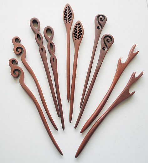 Stick Carving, Art Sculpture En Bois, Hair Pins Diy, Wooden Hair Sticks, Simple Wood Carving, Wood Jewelery, Wood Carving Designs, Carving Designs, Wooden Projects