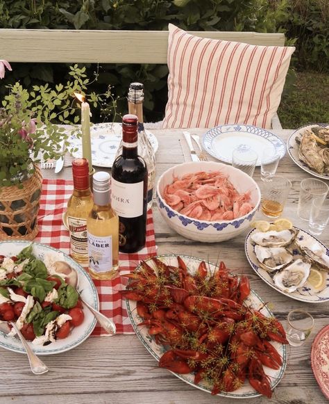 Swedish Summer Cottage, Swedish Summer Wedding, Swedish Summer Aesthetic, Swedish Lifestyle, Swedish Aesthetic, Swedish Summer House, Sweden Aesthetic, Crab Party, Scandi Summer