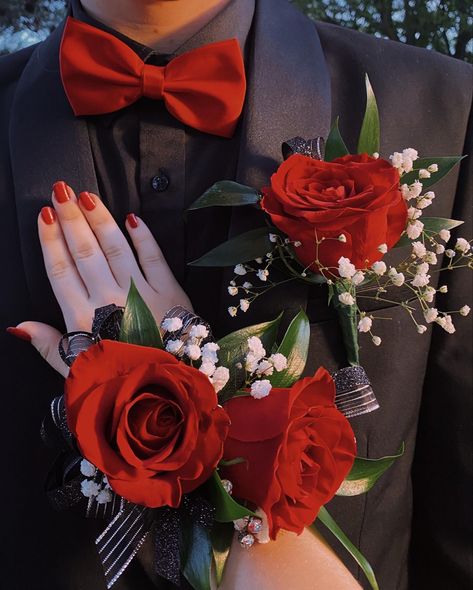 Hot Pink Prom Couple, Prom Corsage Red, Pink Prom Couple, Red Prom Suit, Black Prom Suits, Red Corsages, Prom Flowers Corsage, Homecoming Flowers, Pink Boutonniere